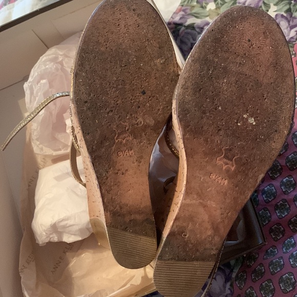 Anne Klein strait wedge sandal. Dark gold lizard print. Size 8.5 - Picture 3 of 5